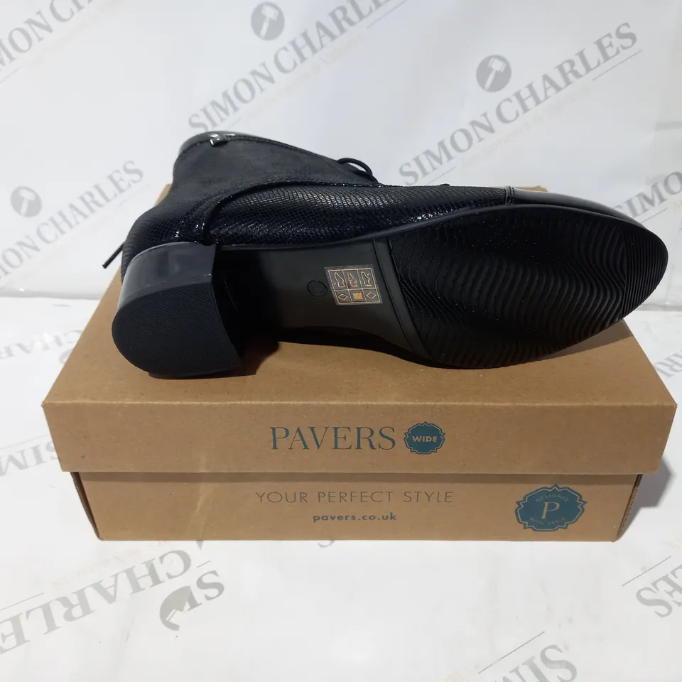 PAVERS WIDE BLACK LACE UP BOOTS SIZE 5