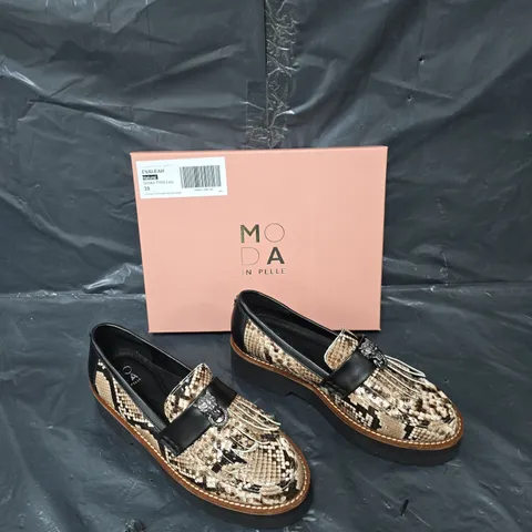 BOXED PAIR OF MODA IN PELLE EVALEAH SNAKE PRINT LEATHER CHUNKY PLATFORM TASSLED SHOE SIZE 39