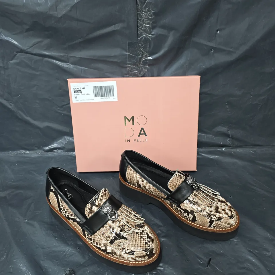 BOXED PAIR OF MODA IN PELLE EVALEAH SNAKE PRINT LEATHER CHUNKY PLATFORM TASSLED SHOE SIZE 39
