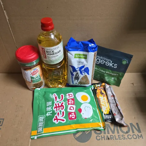 APPROXIMATELY 10 ASSORTED FOOD & DRINK ITEMS TO INCLUDE NUTRITION GEEKS APPLE CIDER VINEGAR+, JAPANESE RICE VINEGAR, TATAR BUCKWHEAT, ETC - COLLECTION ONLY
