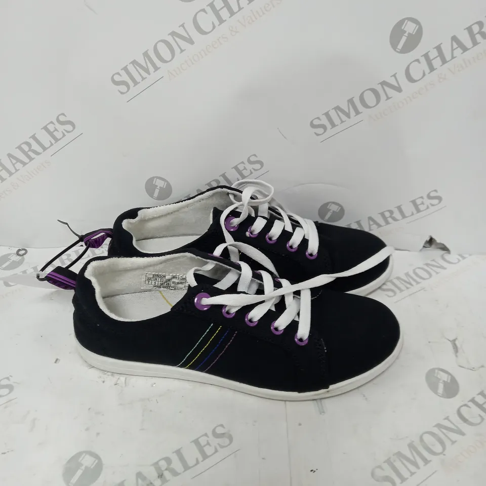 VIONIC STINSON LACE UP TRAINER - SIZE 5