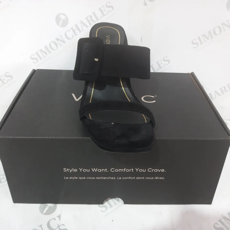 BOXED PAIR OF VIONIC OPEN TOE BLOCK HEEL SANDALS IN BLACK SIZE 7
