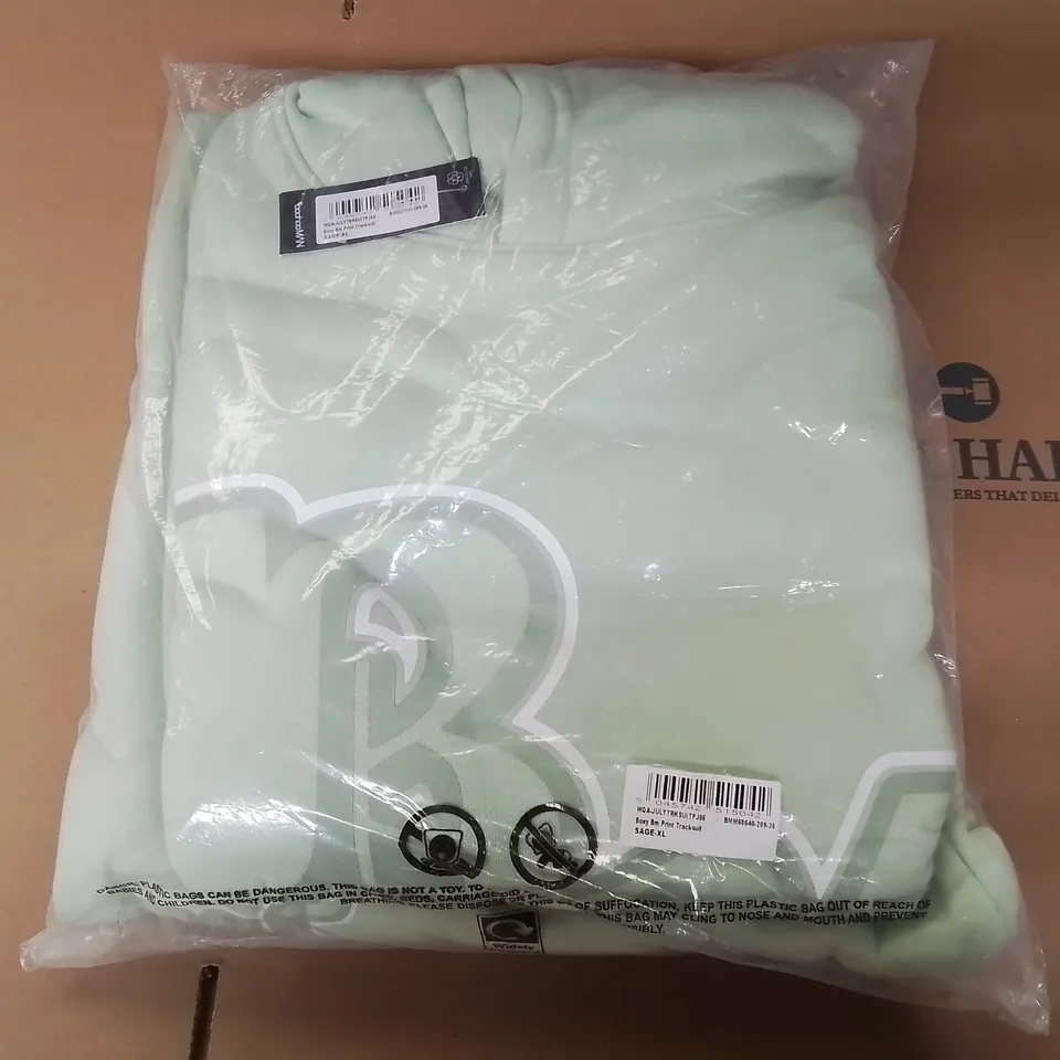 BAGGED BOOHOOMAN BOXY TRACKSUIT IN SAGE - XL
