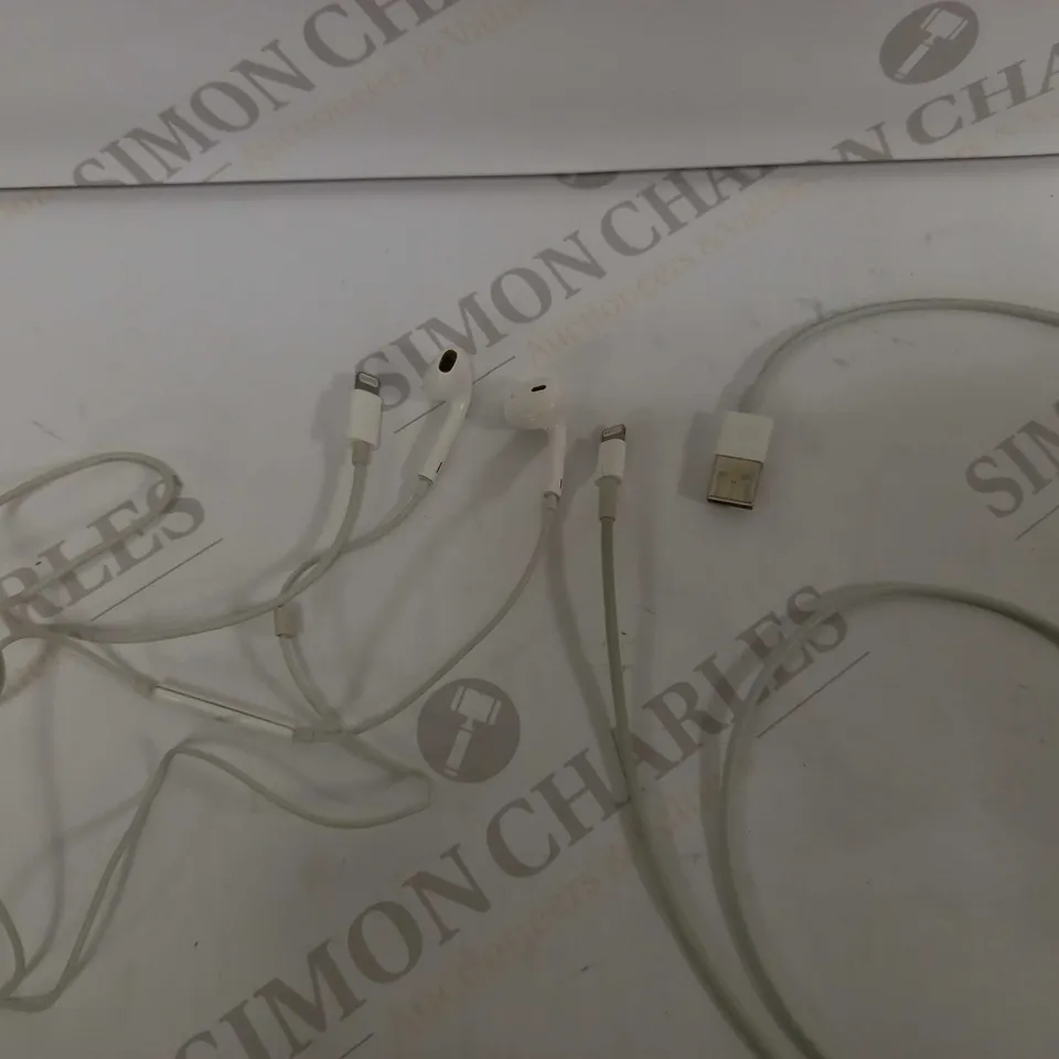 LOT OF 2 APPLE PRODUCTS TO INCLUDE WIRED EARPHONES & CHARGING CABLE	
