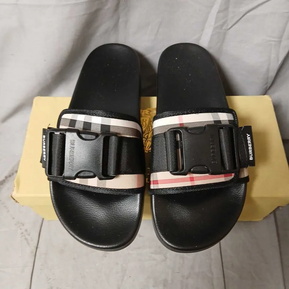 BURBERRY CHECK PATTERN SLIDE SANDALS – BLACK, UK 7 (EU 41) 