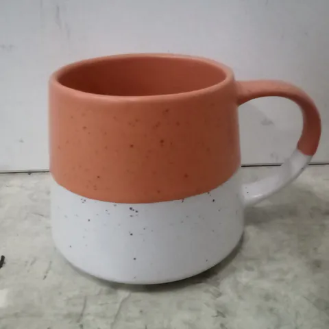 BOXED TWO TONE FLECKED BELLY MUG 