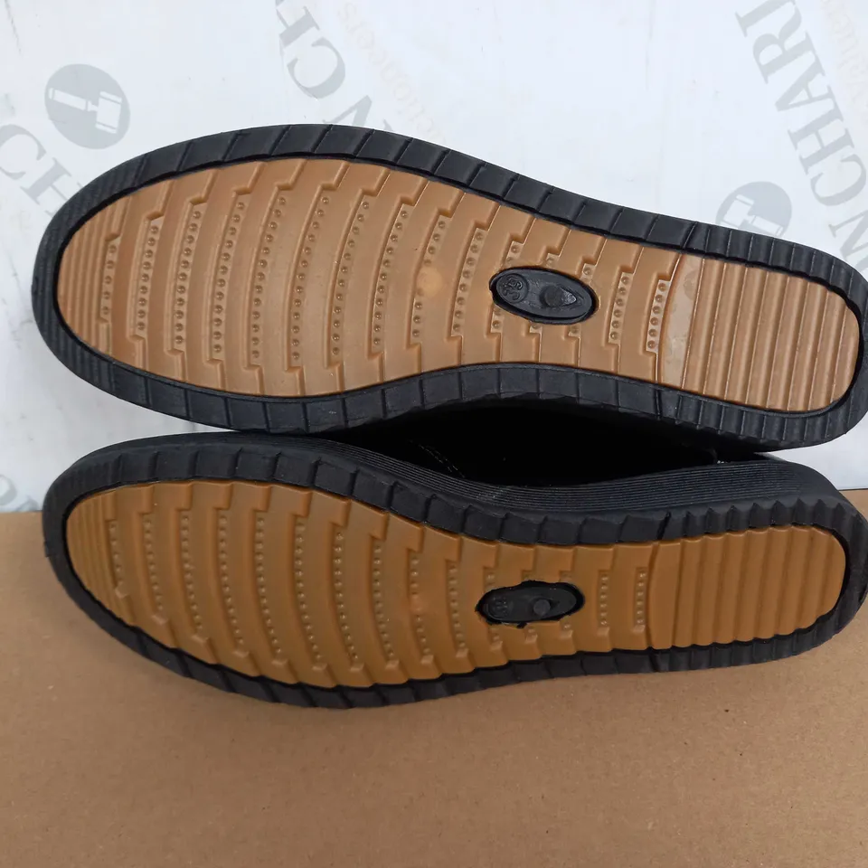 PAIR OF LOAFERS (BLACK/PURPLE), SIZE 39 EU