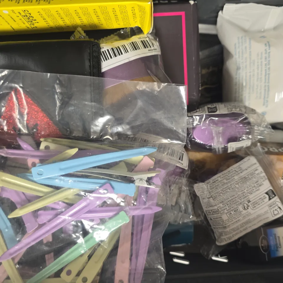 APPROXIMATELY 15 ASSORTED COSMETIC ITEMS INCLUDING VARIOUS MAKES AND BRANDS - COLLECTION ONLY