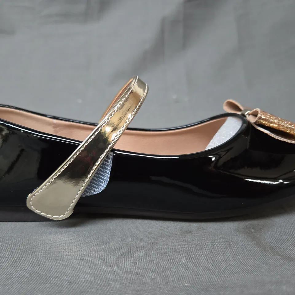 BOXED PAIR OF UNBRANDED SHOES IN GLOSSY BLACK W. GOLD GLITTER BOW DETAIL EU SIZE 35