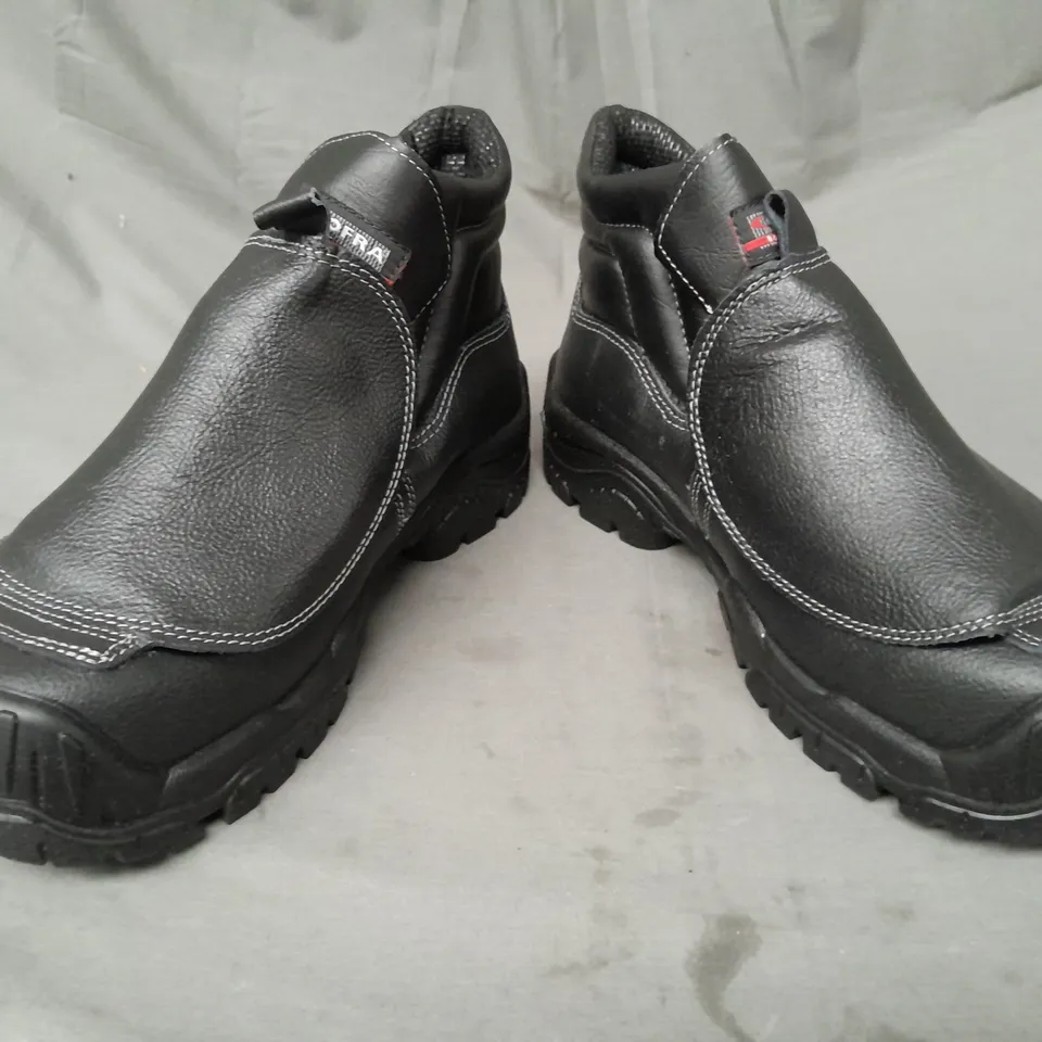 BOXED PAIR OF COFRA SAFETY ANKLE BOOTS IN BLACK UK SIZE 9