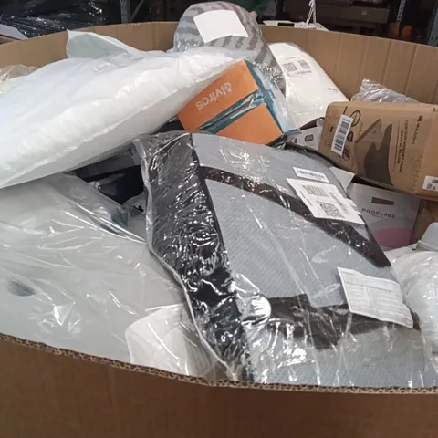PALLET CONTAINING A LARGE QUANTITY OF PILLOWS