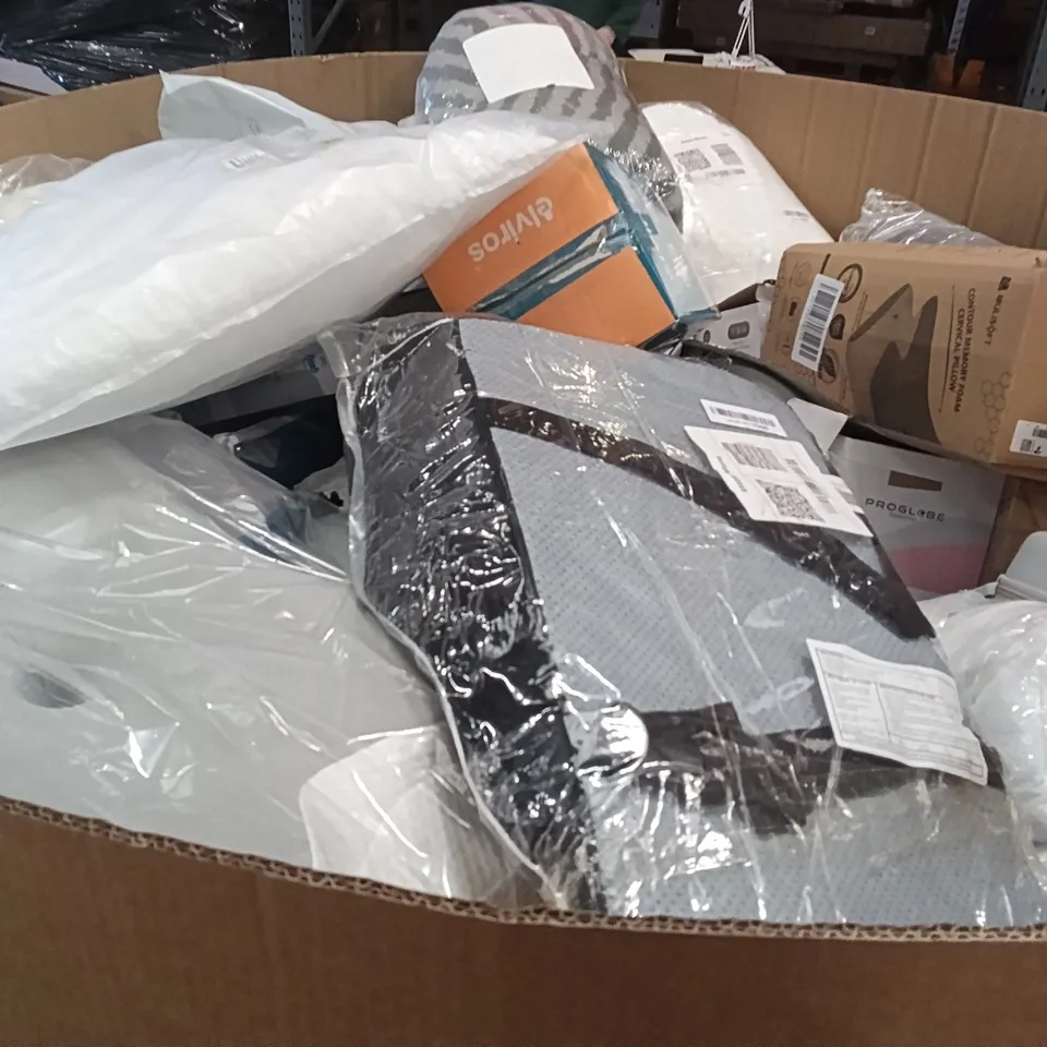 PALLET CONTAINING A LARGE QUANTITY OF PILLOWS