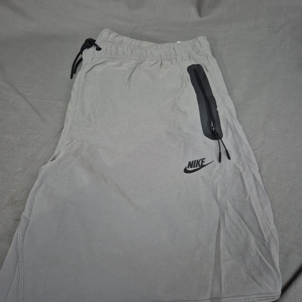 NIKE CARGO TROUSERS SIZE XXL