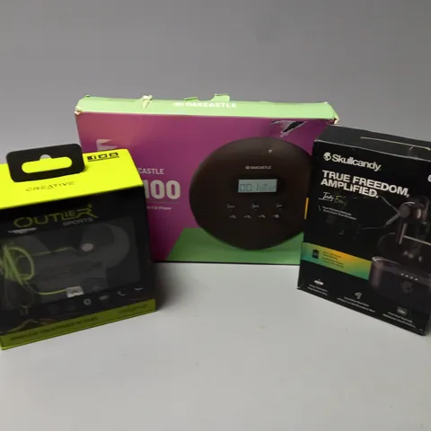 APPROXIMATELY 12 ASSORTED ELECTRICAL ITEMS TO INCLUDE OUTLIER SPORTS WIRELESS SWEATPROOF EARPHONES, OAKCASTLE CD PLAYER, SKULLCANDY EARBUDS, ETC