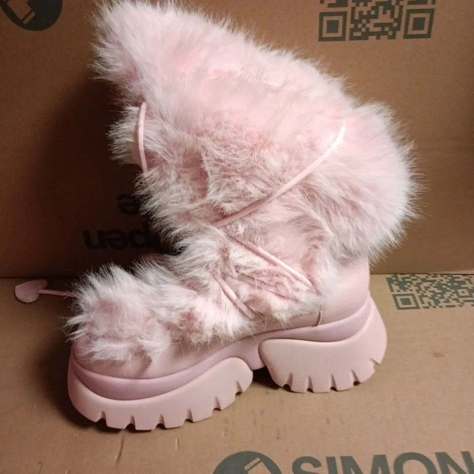 BOXED PAIR OF KOI KAWAII SASQUATCH FLUFFY SNOW BOOTS IN PINK SIZE UK 8