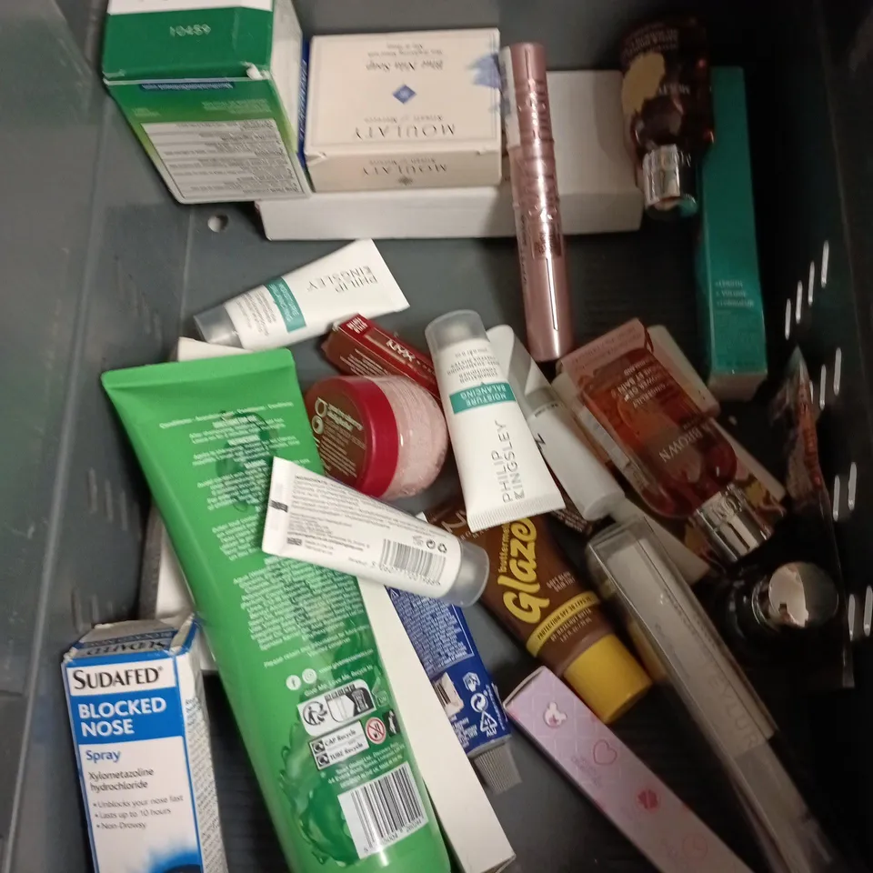 APPROXIMATEY 20 ASSORTED HEALTH AND BEAUTY PRODUCTS TO INCLUDE - HIBIWASH - PALMER'S INTENSIVE RELIEF HAND CREAM AND HEAD AND SHOULDERS RINSE OFF SCALP BALM