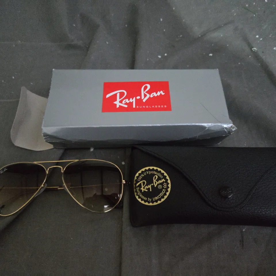 RAY-BAN AVIATOR SUNGLASSES IN GOLD