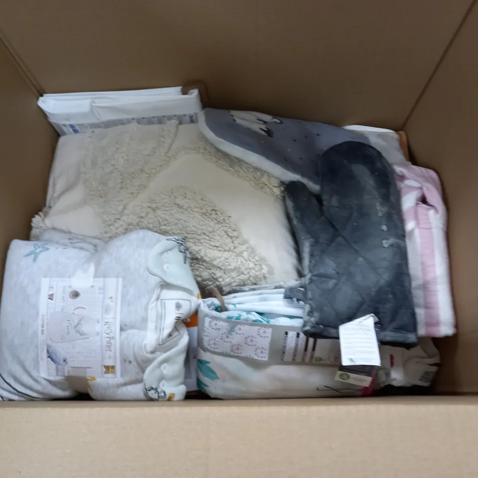 LOT OF ASSORTED HOME FABRIC ITEMS TO INCLUDE BEDDING SETS AND FILLED CUSHIONS