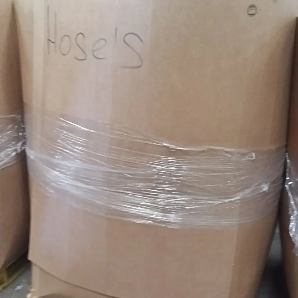 PALLET CONTAINING A LARGE QUANTITY OF HOSES