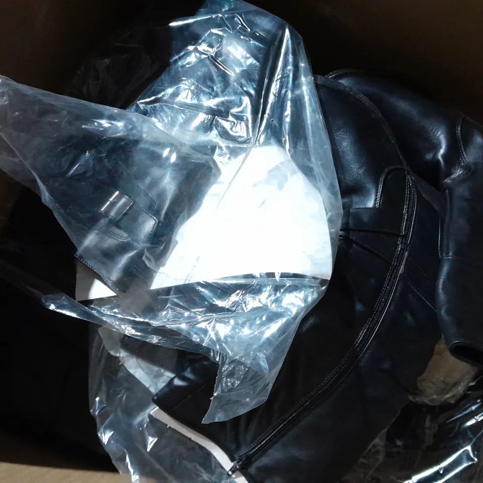 APPROXIMATELY 10 PAIRS OF ASSORTED WOMEN SHOES IN VARIOUS STYLES AND SIZES 
