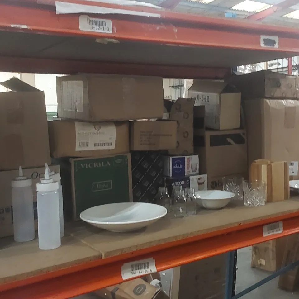 LOT OF ASSORTED CATERING AND RESTAURANT PRODUCTS TO INCLUDE; PLASTIC STORAGE CONTAINERS, PLATES, GLASSES, CONDIMENT BOTTLES ETC