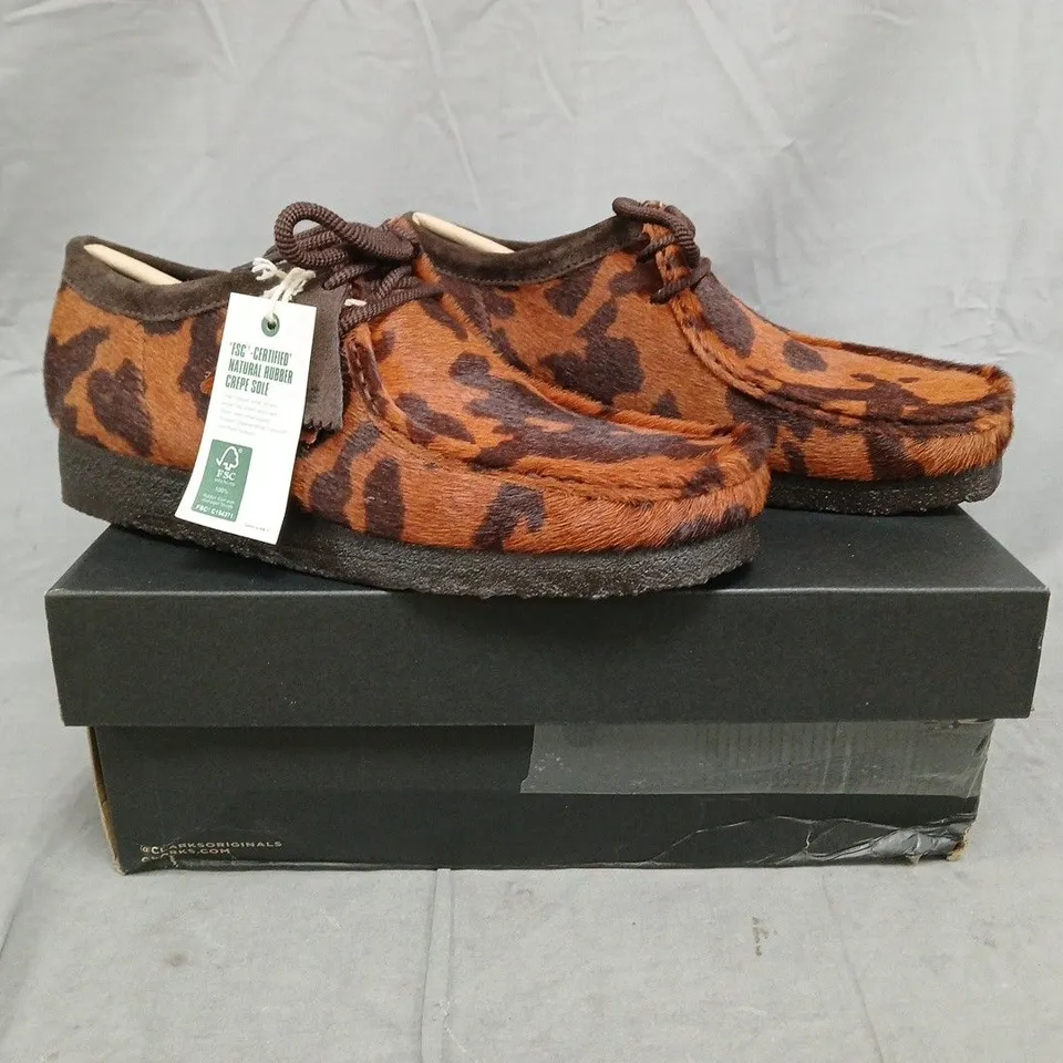 BOXED PAIR OF CLARKS ORIGINALS WALLABEE SHOES IN BROWN COW PRINT SIZE UK 9