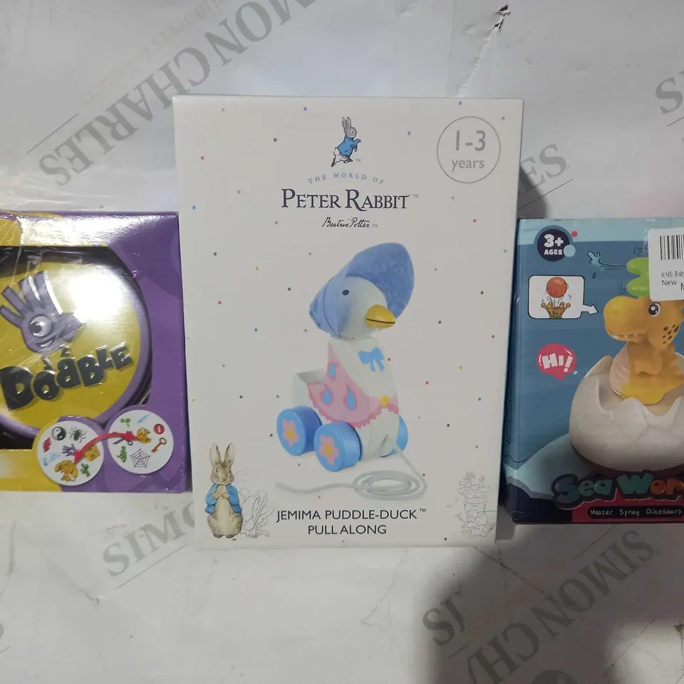 BOX OF APPROXIMATELY 10 ASSORTED TOYS AND GAMES TO INCLUDE DOBBLE CLASSIC, PETER RABBIT JEMIMA PUDDLE-DUCK PULL ALONG, SEA WORLD WATER SPRAY DINOSAUR, ETC