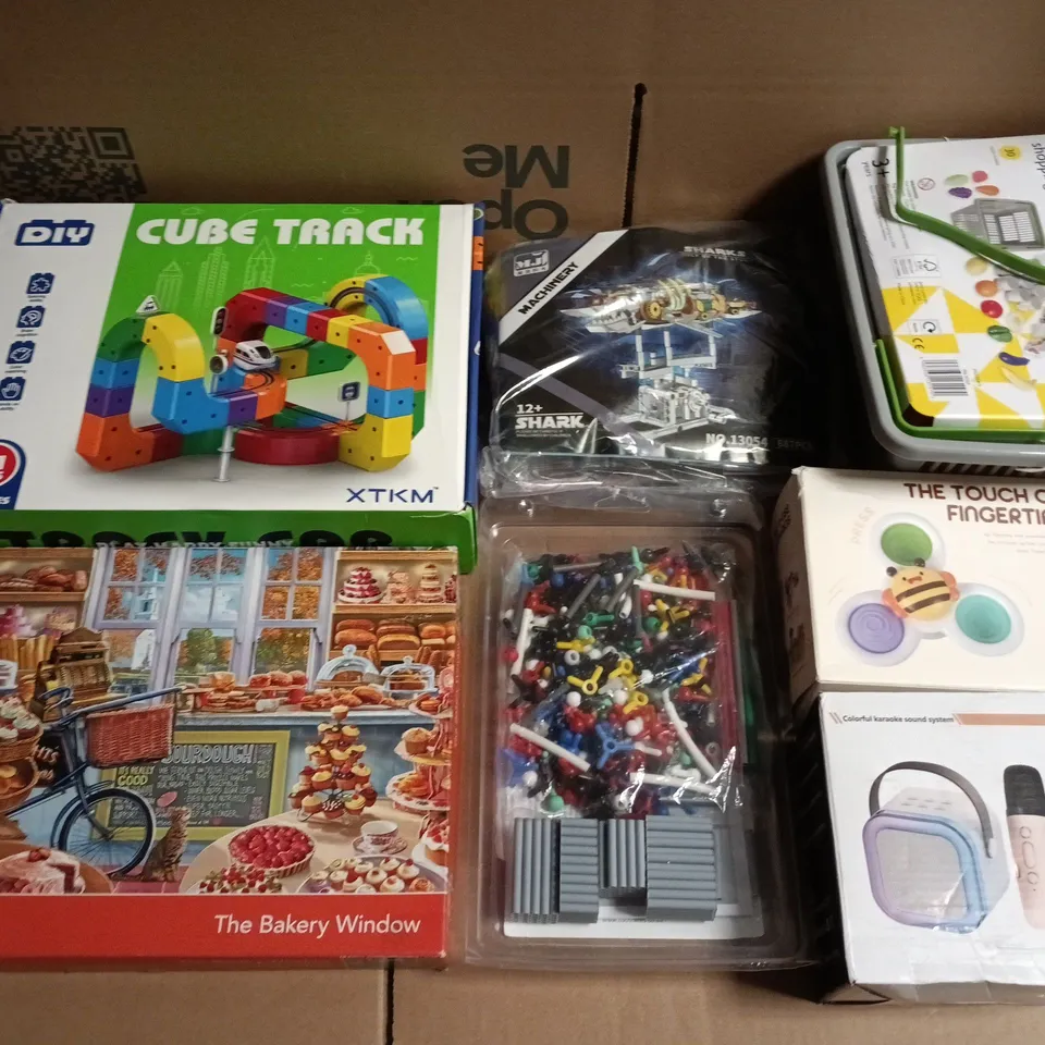 ASSORTED CHILDREN'S TOYS & GAMES LOT TO INCLUDE CUBE TRACK, JIGSAW PUZZLE AND COLOURFUL KAROKE SYSTEM