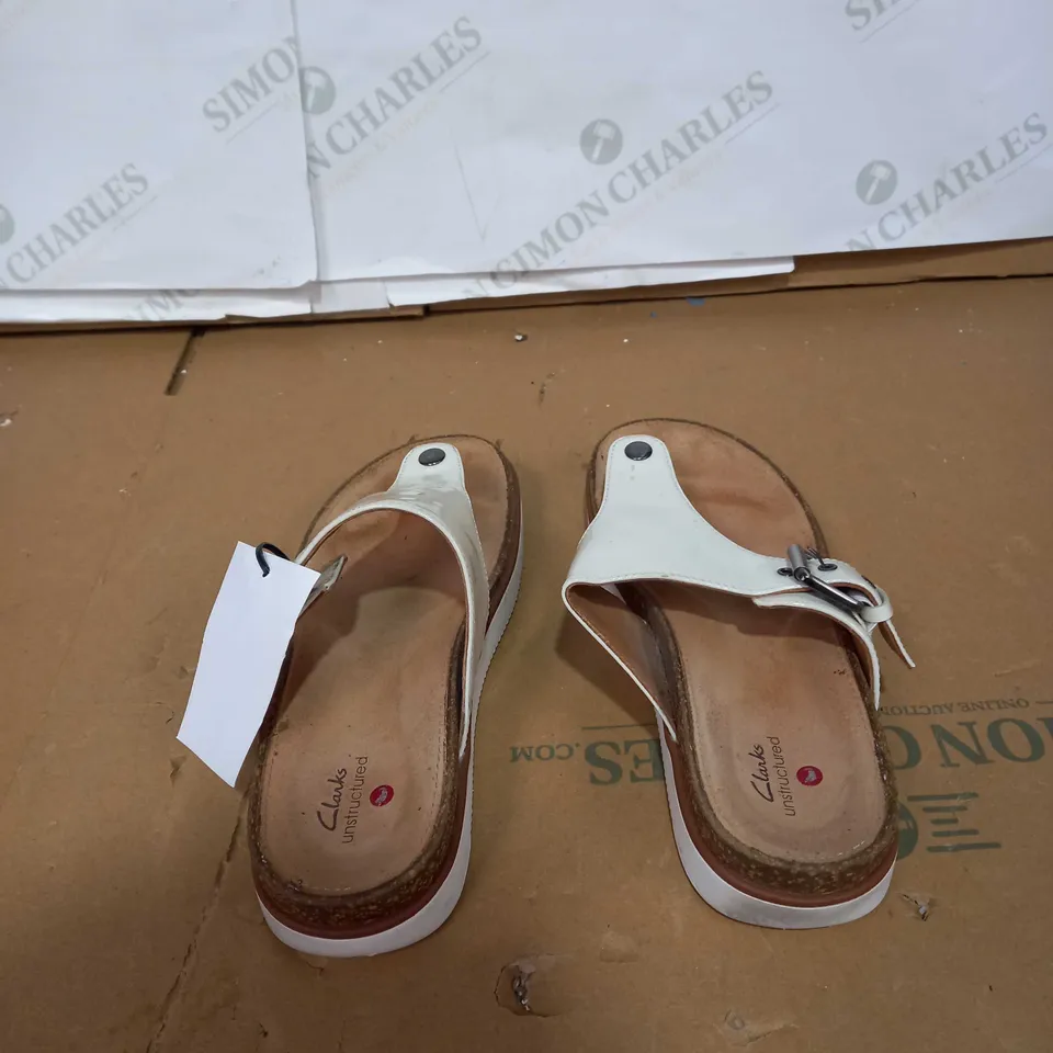 CLARKS UNSTRUCTED WHITE SANDALS SIZE 5