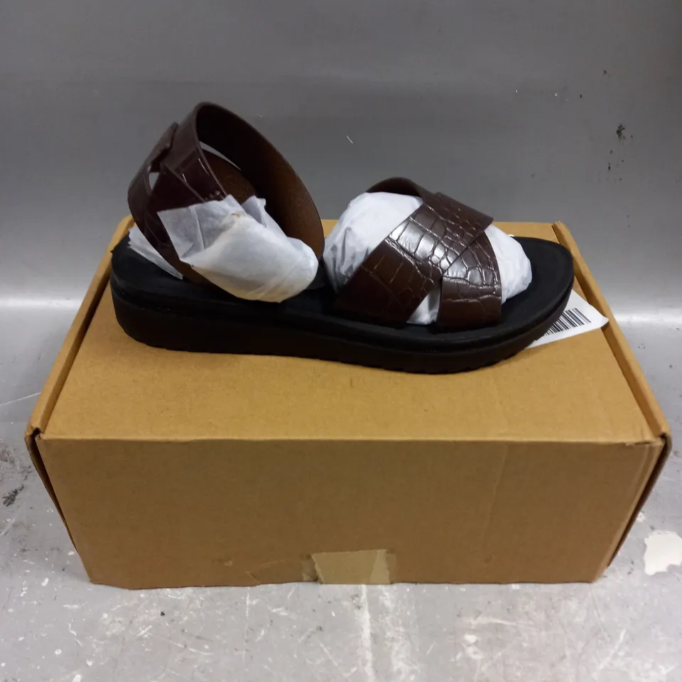 BOXED WOMENS STAR CHEVRON TOTE SHOES - 4