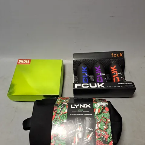 APPROXIMATELY 3 ASSORTED COSMETIC BOXSETS TO INCLUDE - DIESEL DEODORANT/AFTERSHAVE LOTION DUO - LYNX WASHBAG TRIFECTA - FCUK BODYSPRAY GIFT SET