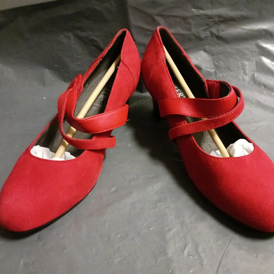 BOXED PAIR OF HOTTER LOW BLOCK HEEL SHOES IN RED SIZE UK 7