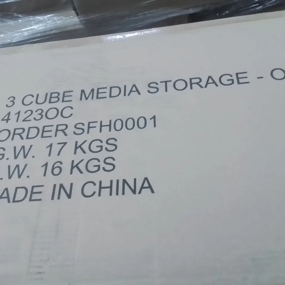 PALLET CONTAINING LARGE QUANTITY OF 3 CUBE MEDIA STORAGE UNITS -OAK-