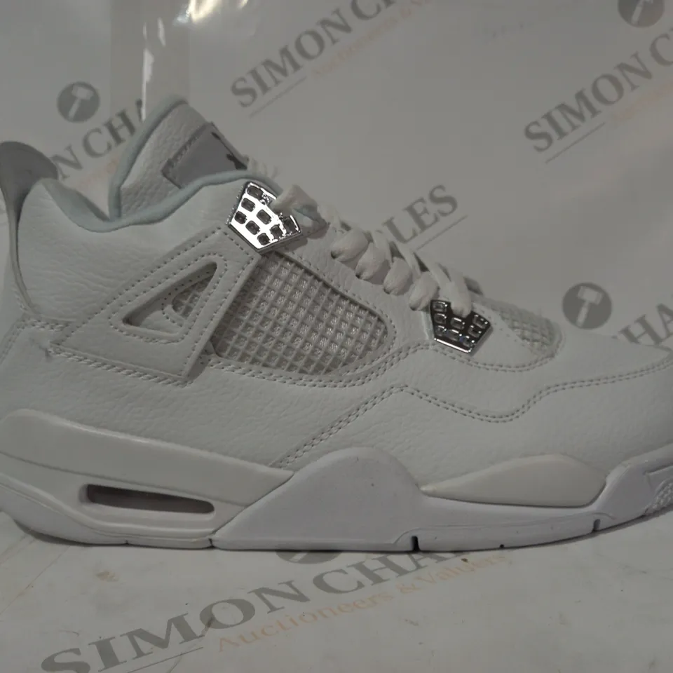 BOXED PAIR OF NIKE AIR JORDAN 4 RETRO SHOES IN WHITE UK SIZE 10