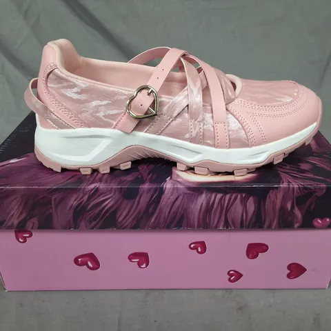 BOXED KOI KYUBI SHIMMERING HIKING MARY JANES IN PINK - UK 4