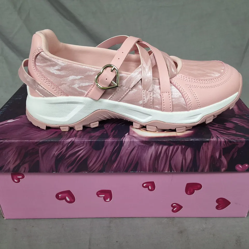 BOXED KOI KYUBI SHIMMERING HIKING MARY JANES IN PINK - UK 4