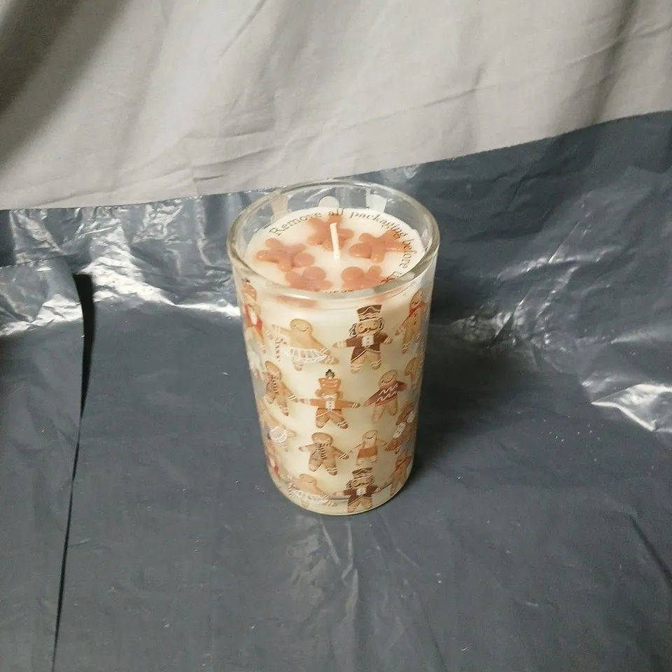 DECORATIVE GINGERBREAD MEN CANDLE IN GLASS TUMBLER