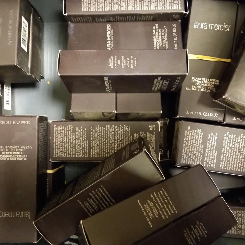 LOT OF APPROXIMATELY 25 LAURA MERCIER FACE MAKE-UP ITEMS