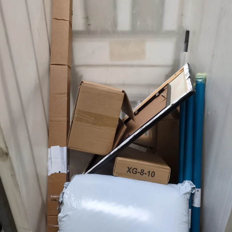 CAGE OF APPROXIMATELY 15 ASSORTED HOUSEHOLD ITEMS TO INCLUDE - CUSHIONS - STORAGE CONTAINERS AND AN ELECTRIC KETTLE - COLLECTION ONLY