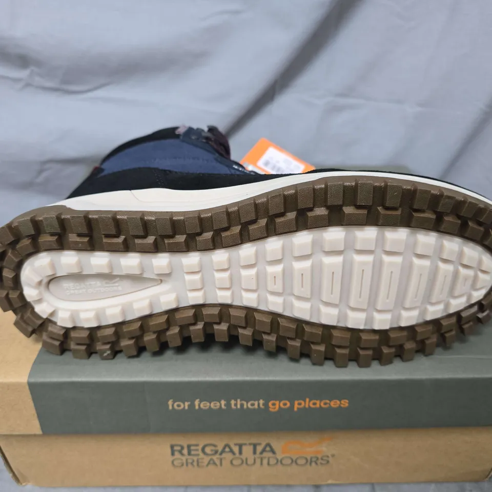 BOXED PAIR OF REGATTA GREAT OUTDOORS MAYFIELD BOOTS IN NAVY/BLACK - UK 8