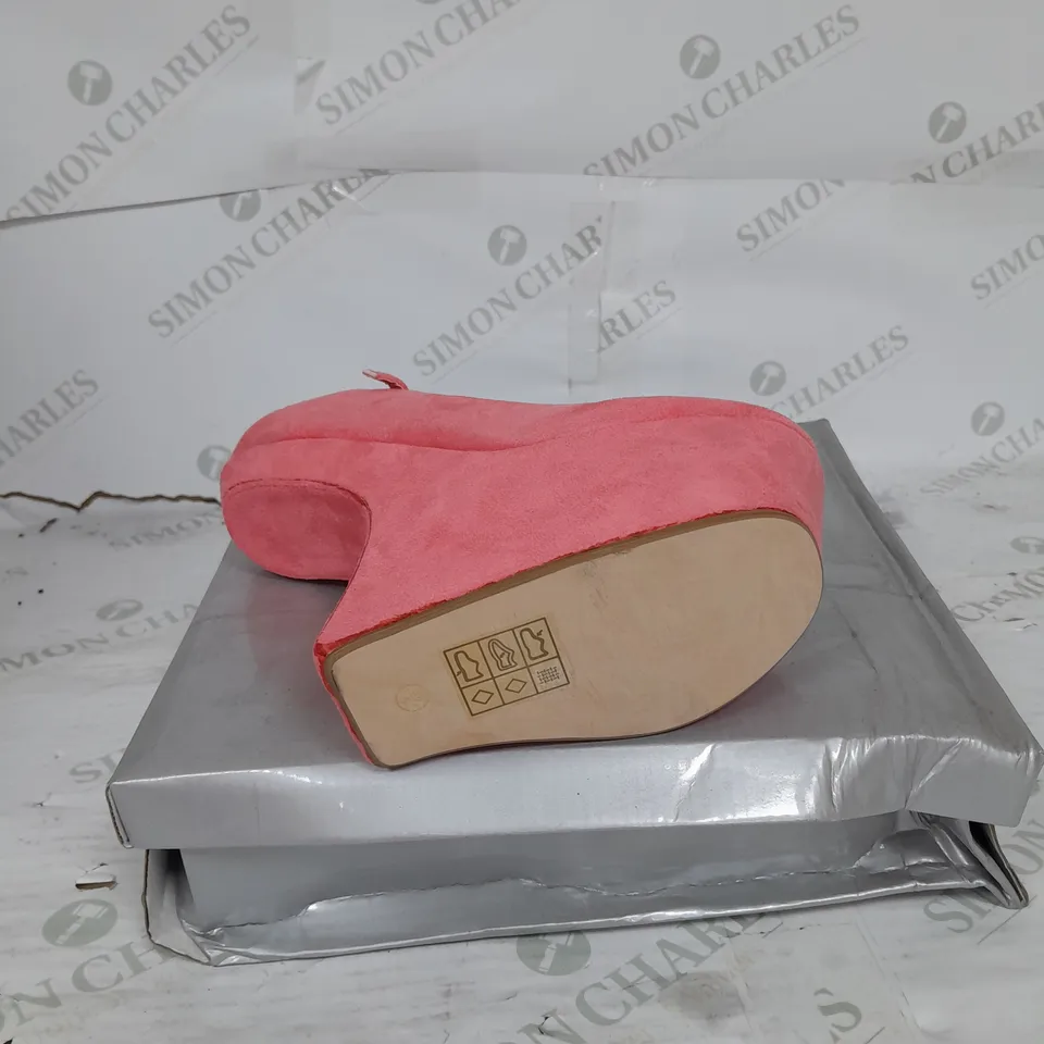 BOXED PAIR OF CASANDRA PLATFORM STRAP SHOE IN PINK SUED SIZE 5