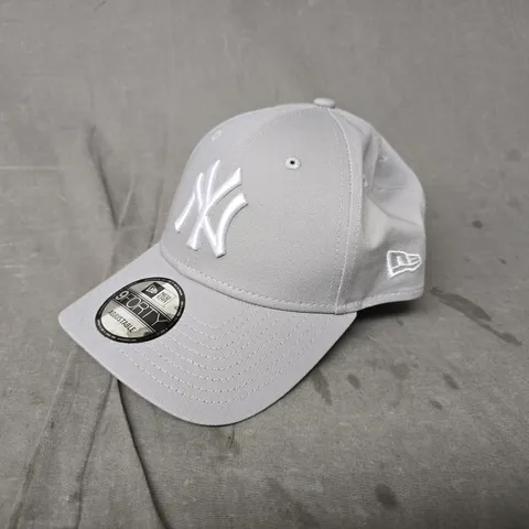 NEW ERA 940 LEAGUE NEW YORK YANKEES BASEBALL CAP IN GREY