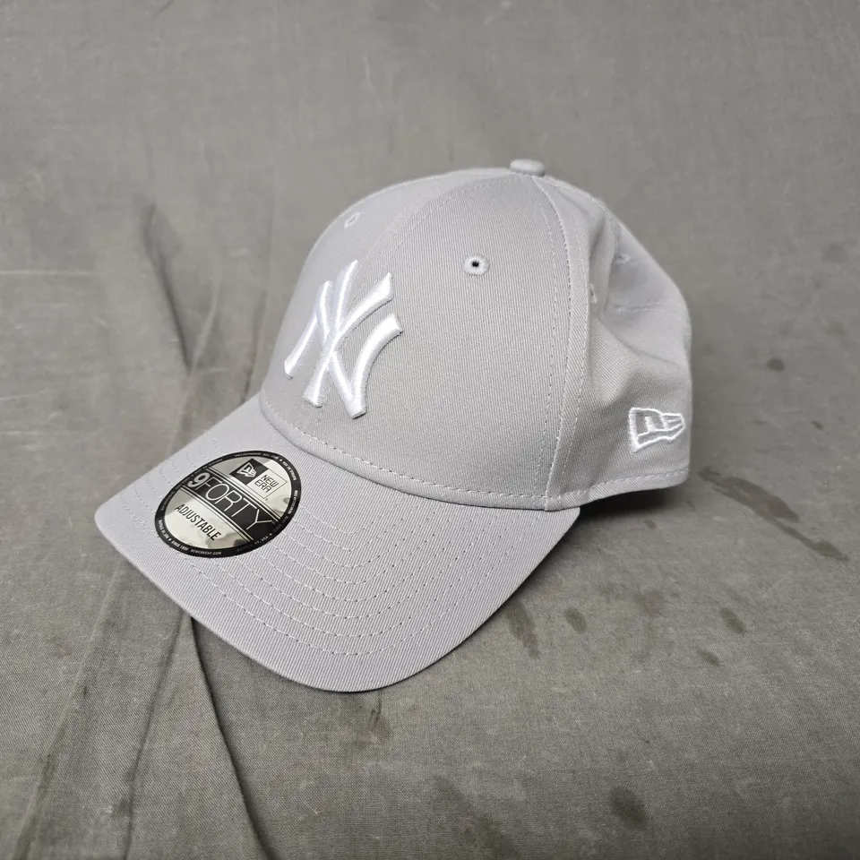 NEW ERA 940 LEAGUE NEW YORK YANKEES BASEBALL CAP IN GREY