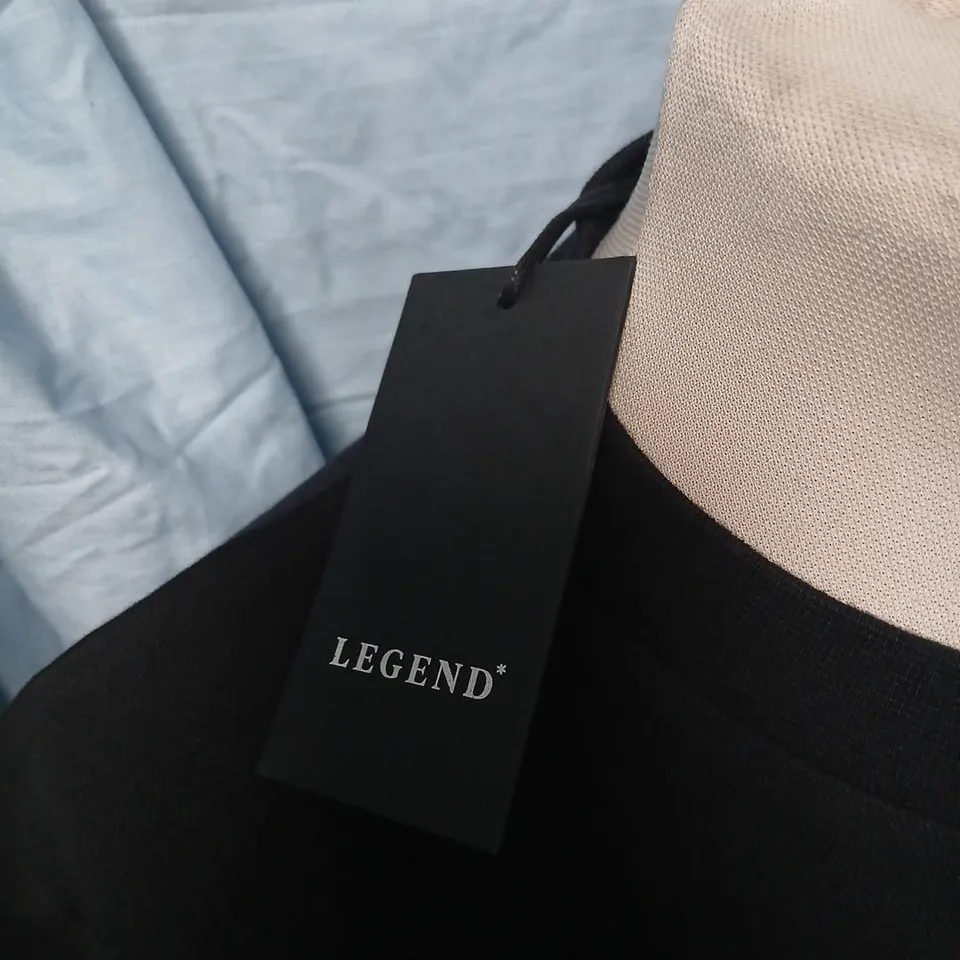 LEGEND PREMIUM BASICS T-SHIRT – BLACK, LOGO, UK XL