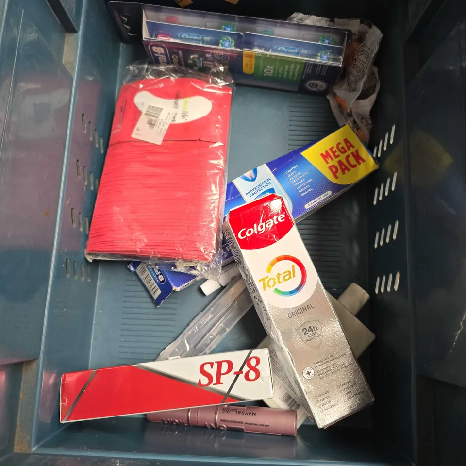 APPROXIMATELY 20 ASSORTED HEALTH & BEAUTY PRODUCTS TO INCLUDE - SANCTUARY SPA HAND CREAM - ANNA LOTAN LIPO SOFT CREAM - MANCAVE FACE SCRUB - ETC