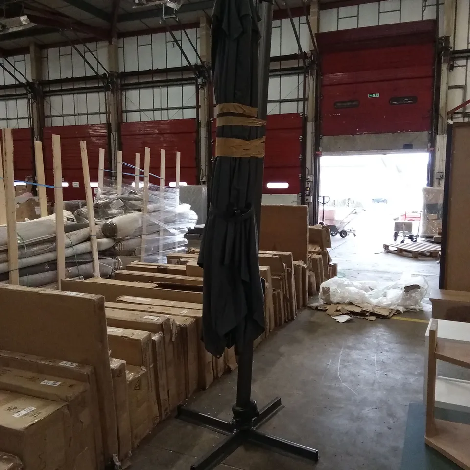 LARGE FREESTANDING PARASOL WITH BASE