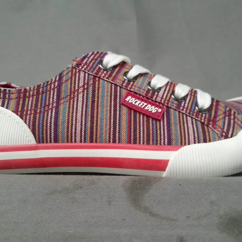 BOXED PAIR OF ROCKET DOG WOMEN'S SHOES IN MULTICOLOUR UK SIZE 3