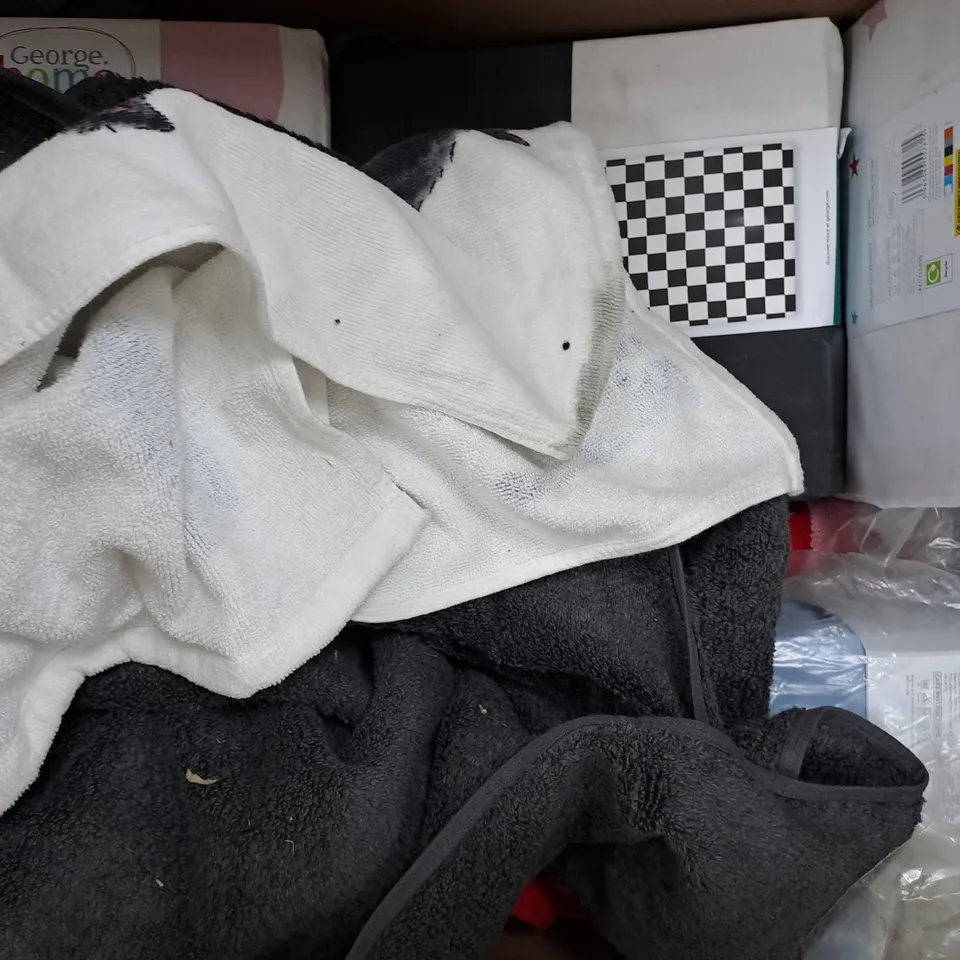 BOX OF APPROXIMATELY 10 ASSORTED HOUSEHOLD ITEMS TO INCLUDE BEDDING AND TOWELS ETC IN VARIOUS STYLES, SIZES, AND COLOURS - COLLECTION ONLY