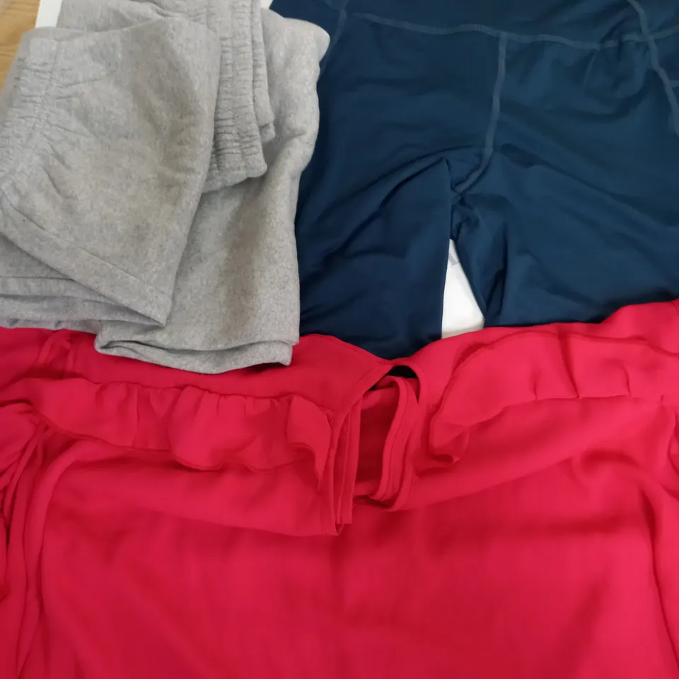 LOT OF ASSORTED CLOTHING ITEMS  AND ACCESSORIES TO INCLUDE; T-SHIRTS, JUMPERS ETC
