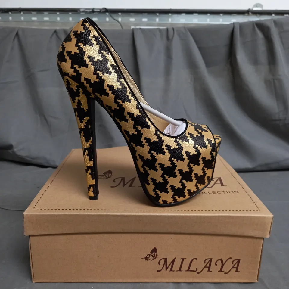 APPROXIMATELY 12 WOMENS GOLD PATTERN HIGH HEEL SHOES IN VARIOUS SIZES